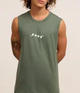 Musculosa verde militar de algodón con cuello redondo y estampa centralizada con diseño geométrico en blanco. Corte comfort.