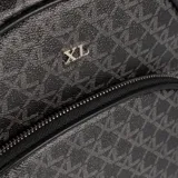 Mochila negra de símil cuero graneado con diseño estampado con el logo de la marca. Tiene acceso con cierre, un bolsillo externo con cierre, un bolsillo interno con cierre y dos bolsillos internos abiertos. Las correas son regulables y los herrajes son plateados.