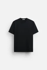 Camiseta negra de corte recto, cuello redondo y mangas cortas.