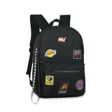 Mochila negra con múltiples parches de equipos de la NBA (Lakers, Bulls, Grizzlies, Suns, Knicks) y un logo 'MH' en la parte superior. Cuenta con un tirante lateral con la inscripción 'NBA' repetida y espalda con tela mesh.