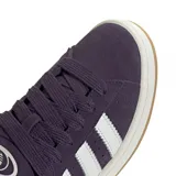 Championes Adidas Campus 00s color violeta con las tres tiras clásicas en blanco y suela color caramelo.