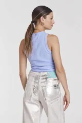 Remera negra sin mangas con cuello alto.