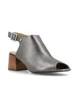 Sandalia peep toe color blanco hueso, confeccionada en cuero, con taco de madera y hebilla metálica.