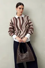 Sweater de punto liviano con estampado animal print estilizado en tonos neutros. De silueta relajada y tejido suave al tacto.