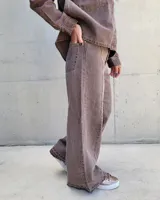 Jean de corte recto en denim azul claro, con tiro alto y pernera amplia.