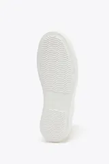 Zapatillas deportivas blancas con detalle de pespuntes en el cuerpo y suela de plataforma.
