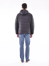Campera puffer color marrón con capucha y cierre frontal. Diseño acolchado horizontal.