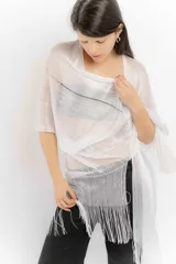 Ruana de lurex plateado con apliques de piedras y flecos.