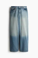 Pantalón de jean celeste con efecto degradado, de corte holgado y tiro alto.