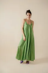 Vestido largo color verde pistacho, de satén, con breteles finos y corte amplio.