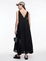 Vestido largo negro de lino, con escote en V, breteles anchos y tajo frontal.