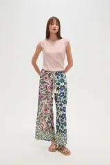 Pantalón de rayon estampado con corte relaxed y cintura con cordón.