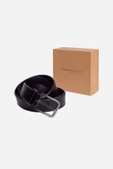 Cinto de cuero color marrón con hebilla metálica plateada.