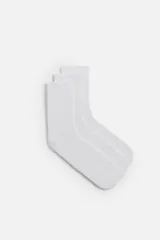 Pack de tres pares de calcetines blancos de corte medio, con tejido acanalado y puño elástico.