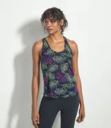 Musculosa deportiva de mujer con espalda estilo nadador y estampado de hojas en tonos verde y violeta sobre fondo azul marino.