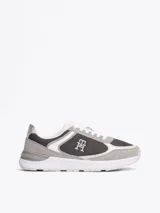 Zapatillas Tommy Hilfiger de diseño color block con paneles de malla, exterior e interior de poliéster, plantilla extraíble de poliuretano y caucho termoplástico, suela de EVA, panel metálico en el talón y monograma TH en la lengüeta y lateral.