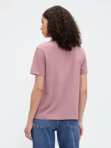 Remera de manga corta color blanco roto (off white) con cuello redondo y un pequeño bordado de un oso en el pecho.