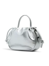 Bolso plateado tipo bombonera con asa corta y cierre con cordones ajustables.