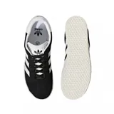 Championes Adidas Gazelle negros con las tres tiras blancas y detalles dorados.