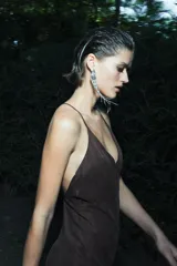 Vestido largo marrón de Zara Woman Collection confeccionado en viscosa y lyocell, con escote pico y tirantes finos cruzados en la espalda.
