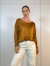 Blusa beige de viscosa con escote redondo y mangas largas.