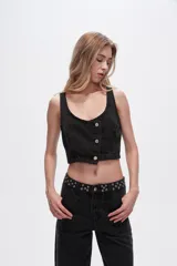Chaleco crop top de jean celeste con botones frontales.