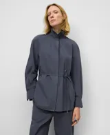 Camisa de manga larga color gris oscuro, confeccionada en algodón orgánico. Presenta un cuello alto con cierre de dos botones y un cinturón fino ajustable a la cintura.