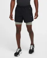 Short de running Nike Running Division, color negro, con short interior gris. Cuenta con tecnología Dri-FIT, tejido Ripstop repelente al agua, bolsillos laterales y trasero con cremallera, y bolsillo interior.