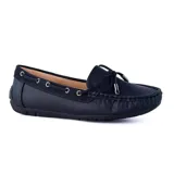 Zapato casual de tela color beige con detalles en cuero y diseño de mocasín, ideal para un look cotidiano.