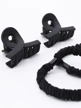 Set de dos broches para el pelo color marrón y dos coleros negros.