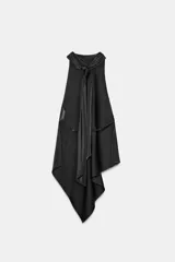 Top sin mangas color blanco, con cuello halter drapeado y bajo asimétrico con caída.