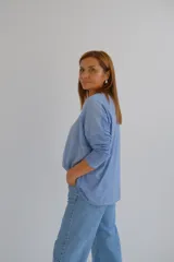 Remera celeste de mangas largas con escote en V.