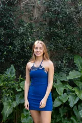Vestido corto azul con escote halter y detalles de encaje negro en el corpiño.