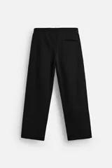Pantalón jogger gris de corte recto, confeccionado en tejido de algodón compacto con interior en rizo. Cuenta con cintura elástica ajustable con cordón interior, bolsillos frontales y bolsillo de doble vivo en la espalda.