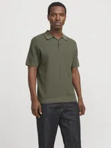 Polo de hombre color verde oliva, de punto estructurado con textura sutil, corte regular, cuello polo clásico, mangas cortas y cierre con botones.