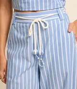 Pantalón wide leg de cintura alta confeccionado en tricolina rayada con trabillas y lazo en la cintura.