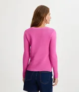 Blusa de punto rosa con textura acanalada, cuello redondo y mangas largas.