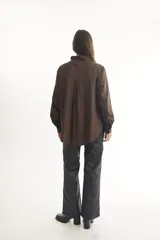 Camisa blanca de corte clásico con bolsillo frontal.