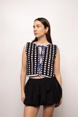 Chaleco tejido a crochet con hilado 100% algodón, color crudo con detalles en azul.