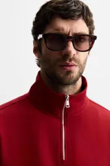 Sudadera regular fit color bordó, con cuello alto y cierre frontal de cremallera. Manga larga y acabados en rib.