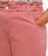 Pantalón clochard de jeans color rosa viejo, con cintura fruncida, cierre por botón y cremallera, pequeño bolsillo delantero y bolsillos delanteros y traseros.