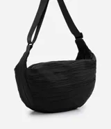 Bolso hobo mediano color gris oscuro con textura plisada y correa transversal ajustable.