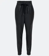 Pantalón jogger negro de material sintético con cintura elástica ajustable con cordón, bolsillos laterales y puños elásticos.