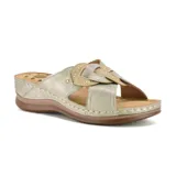 Sandalia casual color dorado con plataforma baja y detalle de flor con apliques brillantes.