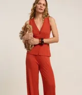 Pantalón pantalona azul marino de ribana con textura acanalada y cintura elástica.