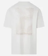 Remera masculina color crudo de algodón grueso, corte relaxed, cuello redondo, manga corta y estampa frontal con lettering y mapa.