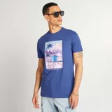 Camiseta de algodón azul con estampado gráfico de playa y cuello redondo.