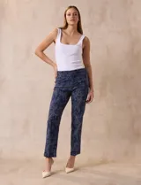 Pantalón recto de gabardina elastizada con estampado floral multicolor. Pretina ancha elastizada. Marca Zac & Rachel.