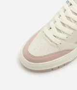 Championes de plataforma color crema con detalles en rosa y celeste.