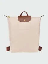 Mochila Longchamp modelo Le Pliage Original M, color crudo con detalles en cuero marrón.